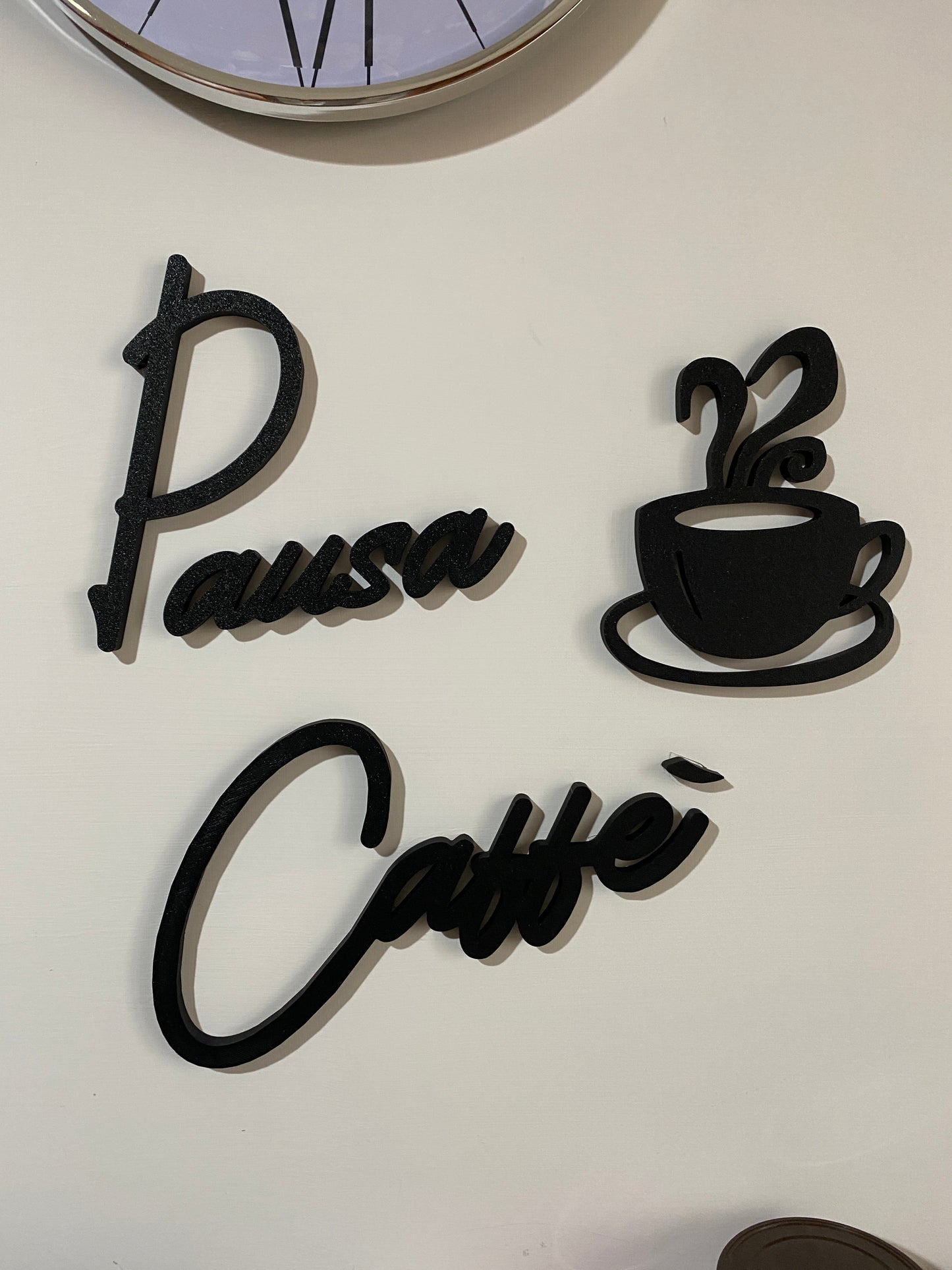 Scritta decorativa “Pausa Caffè” in stampa 3D – Decorazione murale personalizzata
