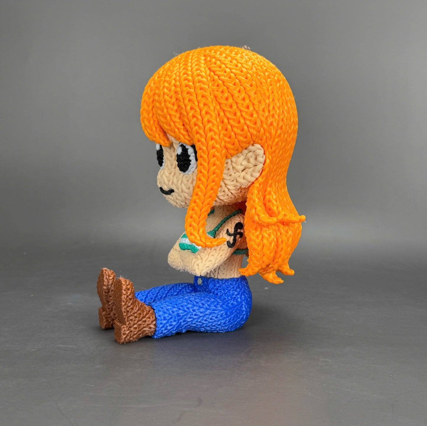 Pupazzo Nami effetto knitted – Figure decorativa stampata in 3D