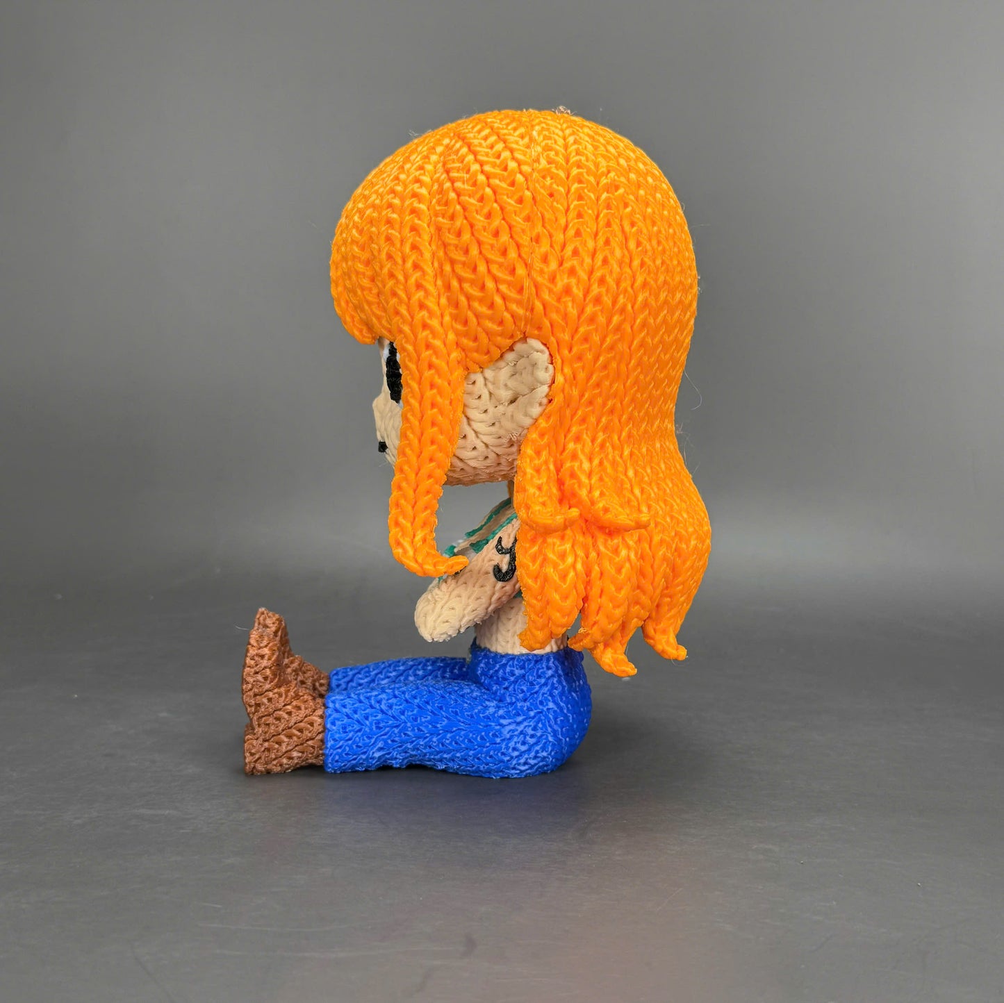 Pupazzo Nami effetto knitted – Figure decorativa stampata in 3D