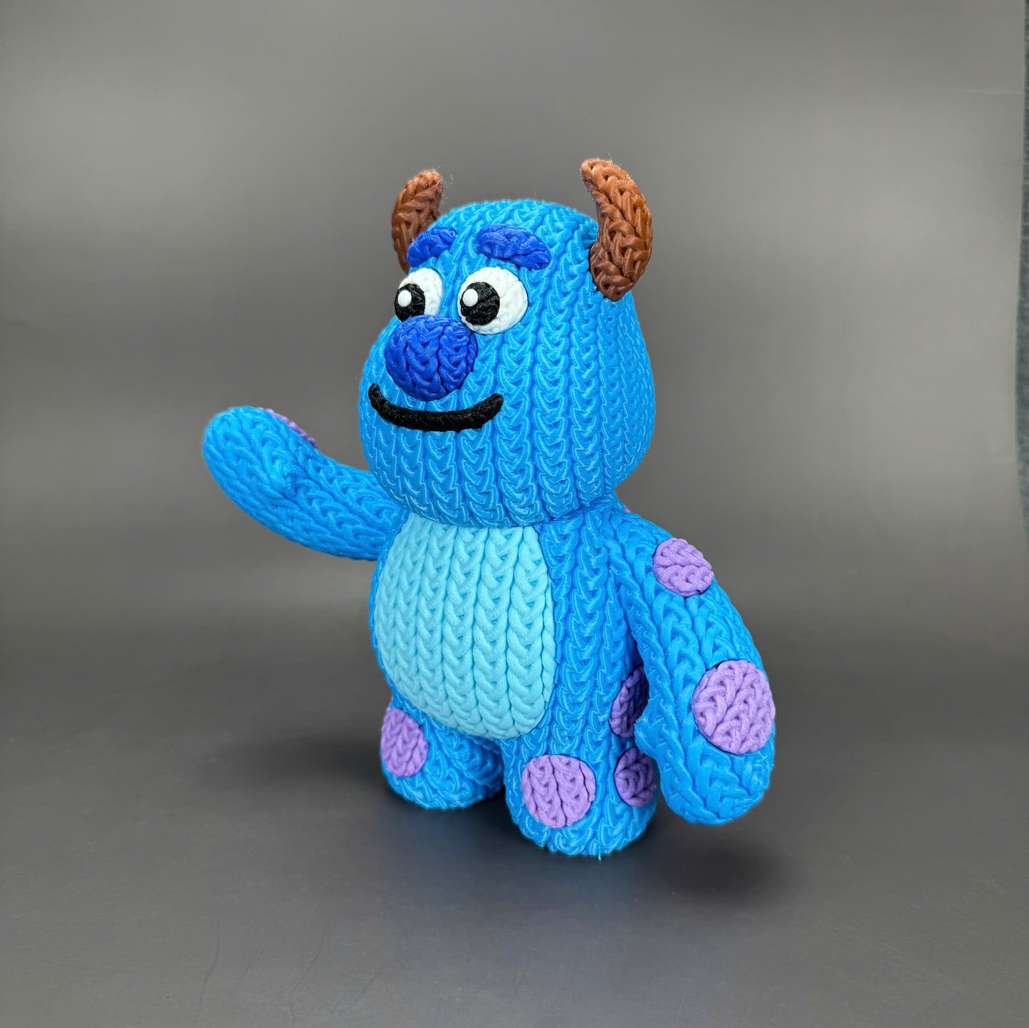 Pupazzo Sullivan effetto knitted – Figure decorativa stampata in 3D