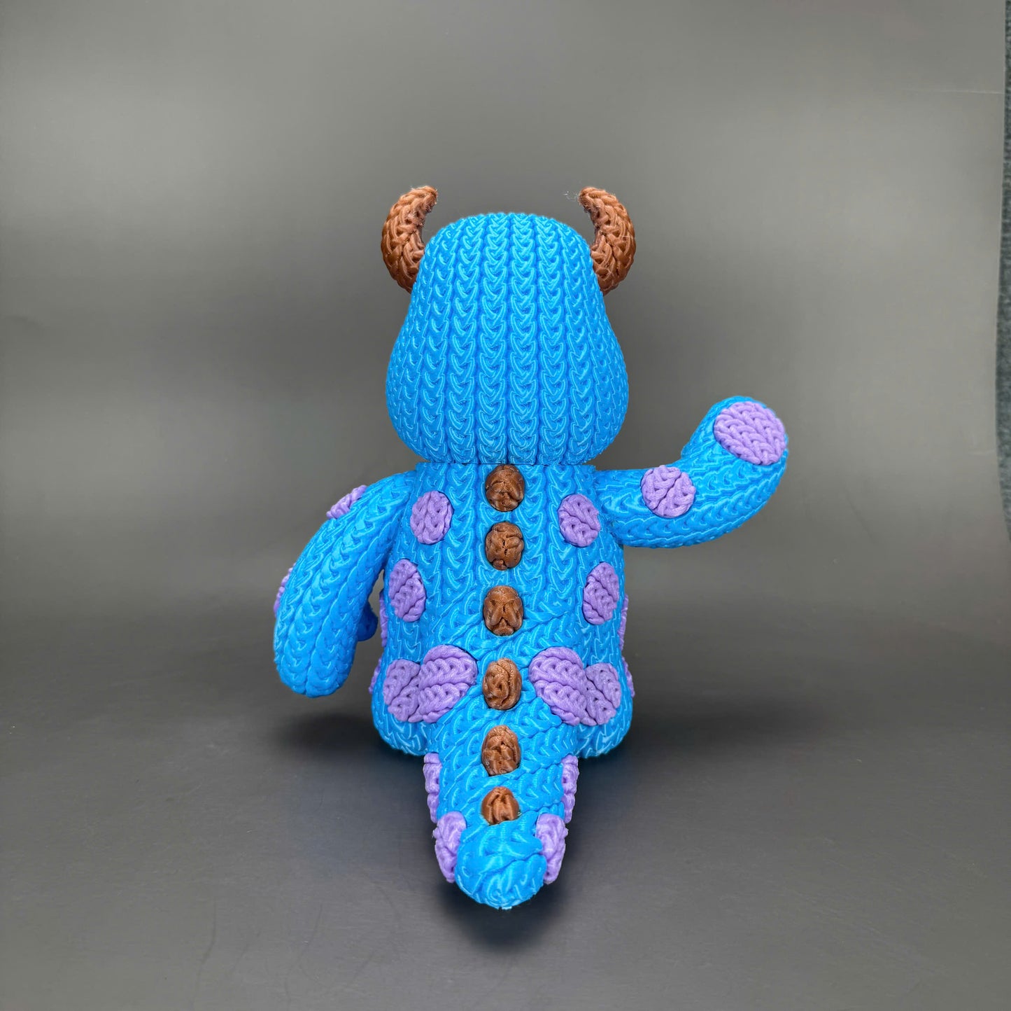 Pupazzo Sullivan effetto knitted – Figure decorativa stampata in 3D