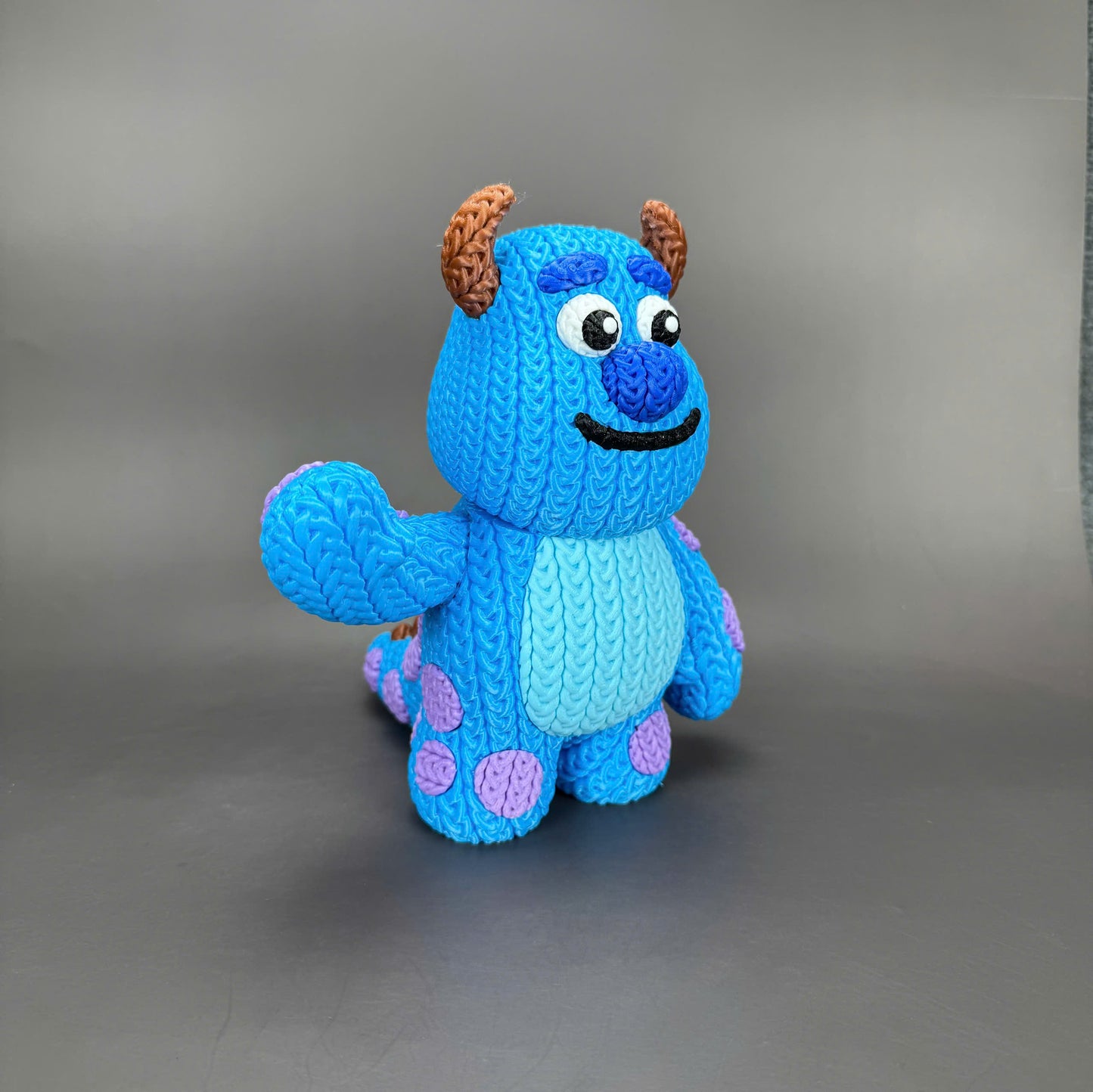 Pupazzo Sullivan effetto knitted – Figure decorativa stampata in 3D